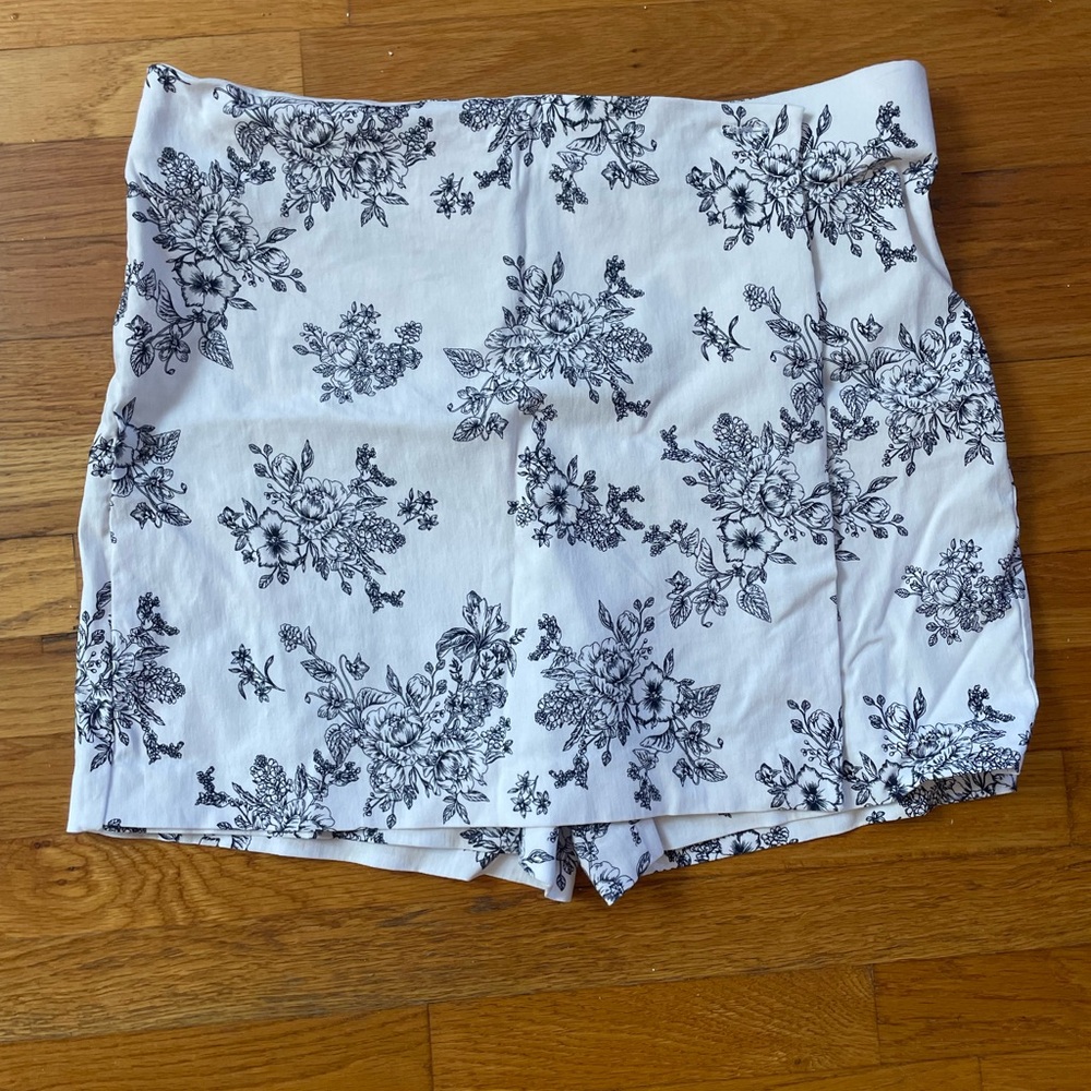 Floral Print Women's Shorts with a Floppy Skirt Part in the Front